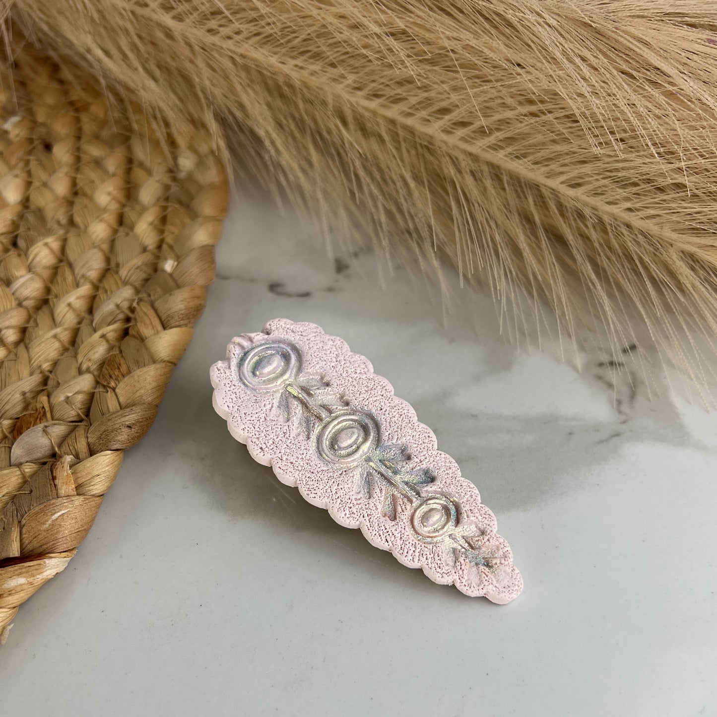 Clip de pelo de arcilla polimérica con patrón central de borde con volantes rosa