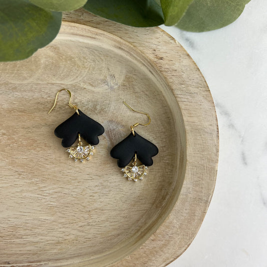 Boucles d'oreilles basiques en argile polymère noire et dorée et Cz