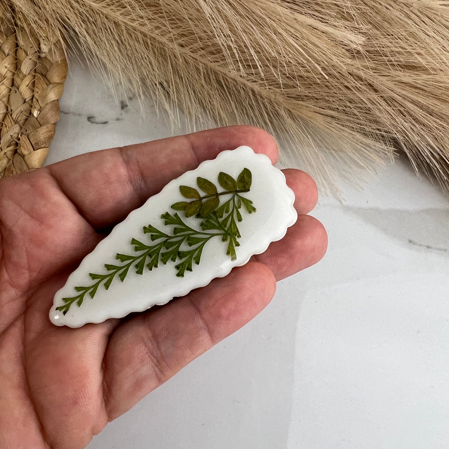 Véritable pince à cheveux en argile polymère à feuilles préservées