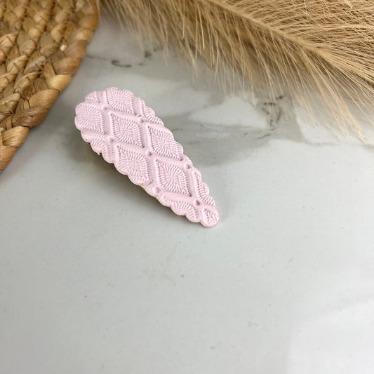 Clip de pelo de arcilla polimérica con patrón rosa claro