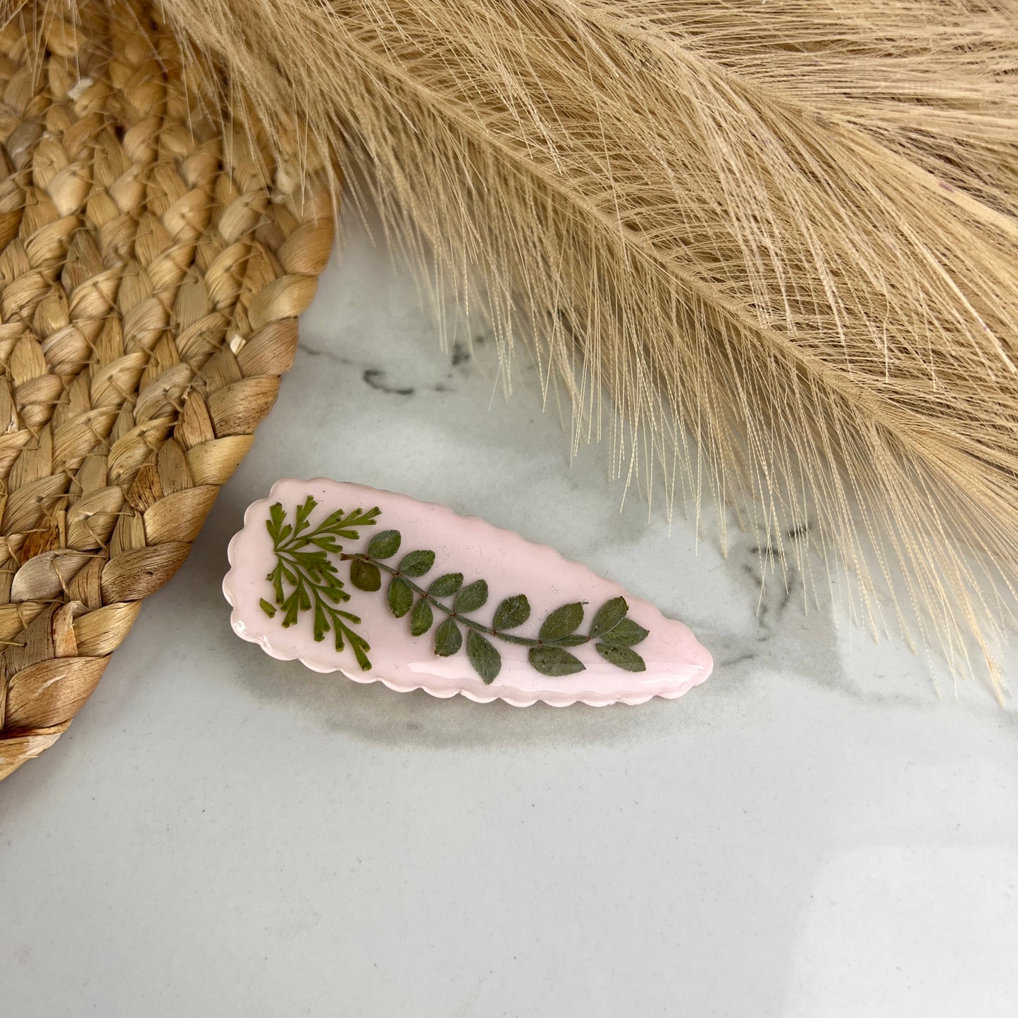 Véritable pince à cheveux en argile polymère à feuilles préservées